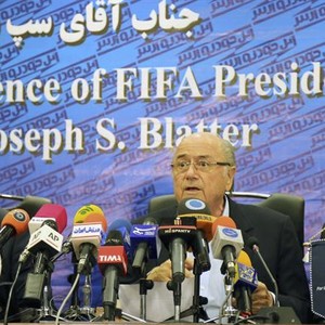 Joseph Blatter durante coletiva de imprensa no Irã (Foto: Agência EFE)