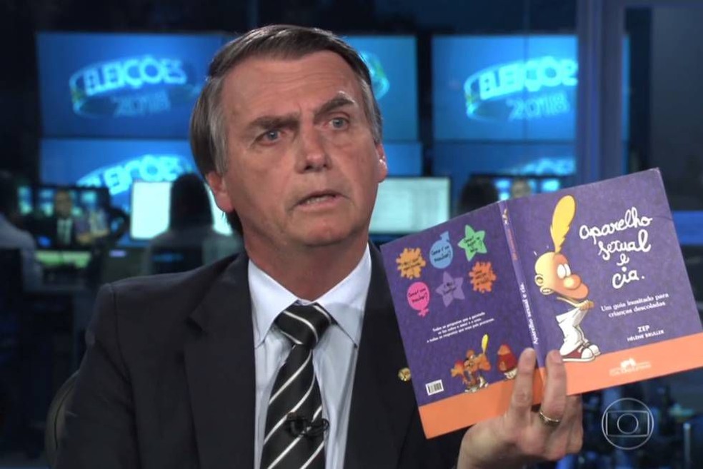 Jair Bolsonaro durante entrevista no Jornal Nacional quando mentiu ao dizer que o livro "Aparelho sexual e Cia" tinha sido distribuído nas escolas públicas brasileiras — Foto: Reprodução/ TV Globo