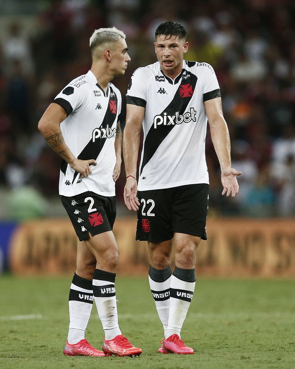 Puma Rodr&iacute;guez e Manuel Capasso, do Vasco, no cl&aacute;ssico contra o Flamengo &mdash; Foto: Daniel Ramalho / CRVG