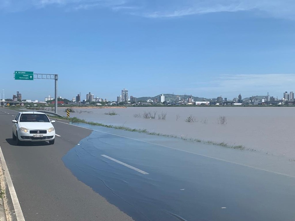 Parte de rodovia alagada em Tubarão após rompimento de dique — Foto: Defesa Civil/Divulgação
