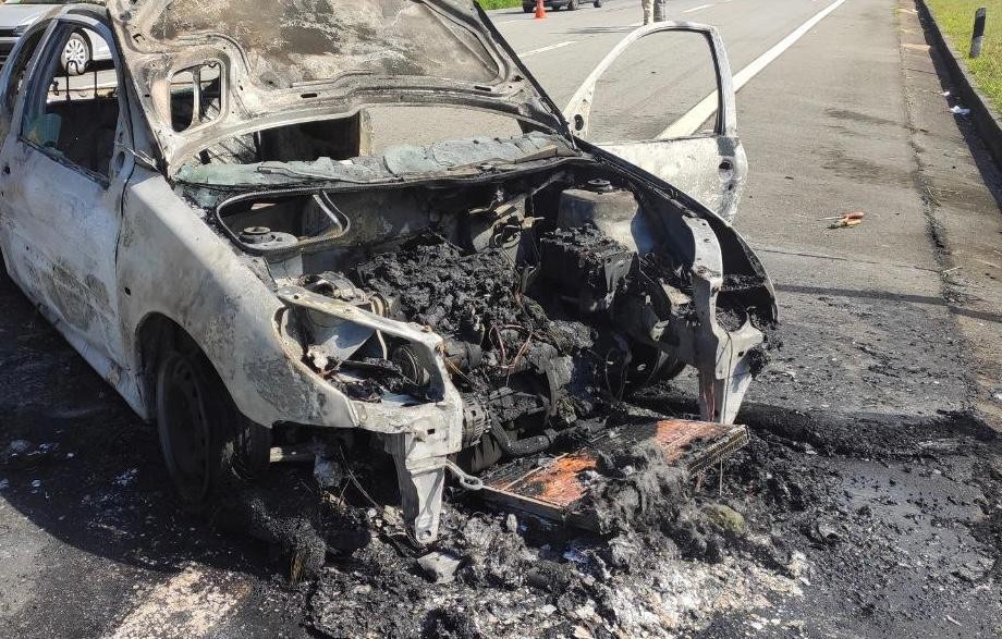 Após abordagem da PRF, motorista coloca fogo no próprio carro e é detido por desobediência
