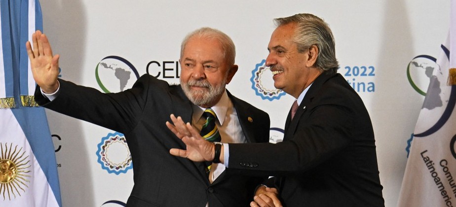 Presidente Luiz Inácio Lula da Silva cumprimenta seu anfitrião argentino, o presidente Alberto Fernández, antes de reunião da Celac em Buenos Aires