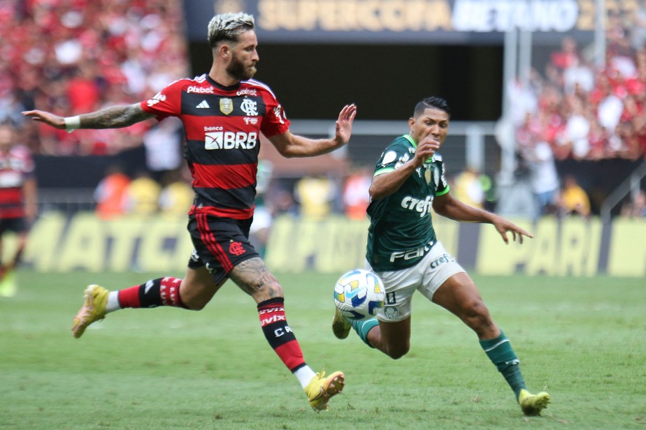 Léo Pereira e Rony disputam a bola na Supercopa do Brasil entre Flamengo e Palmeiras