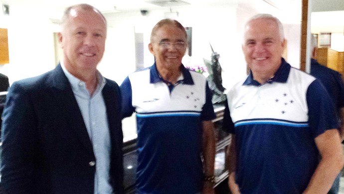 Mano Menezes chega a Campinas  e se junta à delegação do Cruzeiro