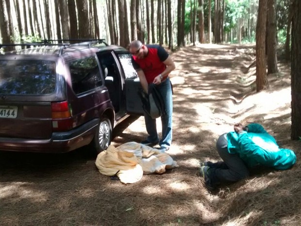 Supeito do crime foi preso dentro de um carro em um matagal (Foto: Divulgação/Polícia Civil)