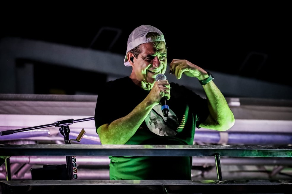 Durval Lelys sobe ao palco em Paripueira — Foto: Paulo Bandeira/Divulgação