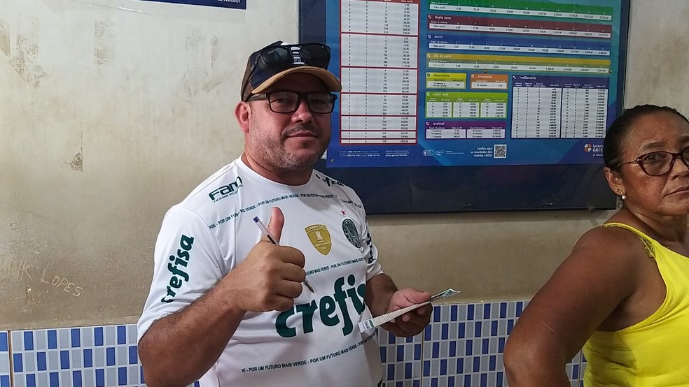 Caminhoneiro Roninei Pinheiro também foi fazer uma 'fézinha' — Foto: Eldérico Silva/Rede Amazônica Acre