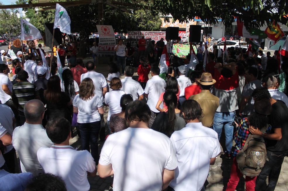 PETROLINA, 10h25: manifestantes protestam na praça do Bambuzinho — Foto: Emerson Rocha / G1 