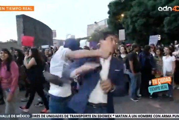 Repórter é agredido ao vivo no México (Foto: Twitter)
