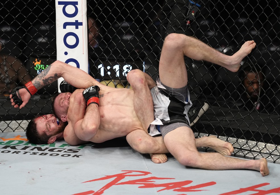 Tagir Ulanbekov quase finalizou Tim Elliott no fim da luta no UFC 272 — Foto: Getty Images
