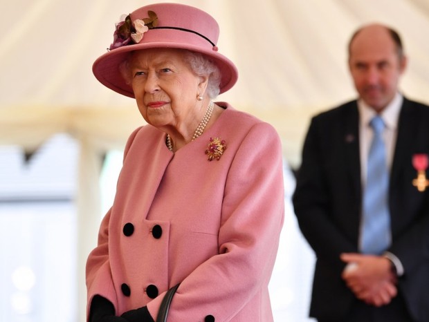 Rainha Elizabeth e Príncipe William aparecem sem máscaras (Foto: Getty Images)