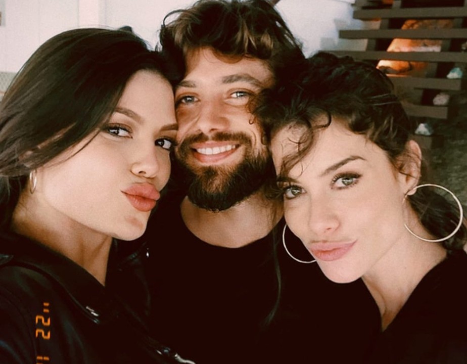 Alinne Moraes posa com Vitória Strada e Rafael Cardoso; fãs relembram novela 'Espelho da Vida'