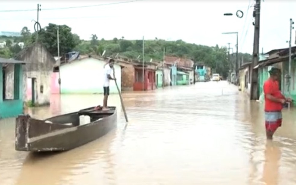 Chuva em Itamaraju, no sul da Bahia — Foto: Reprodução/TV Bahia