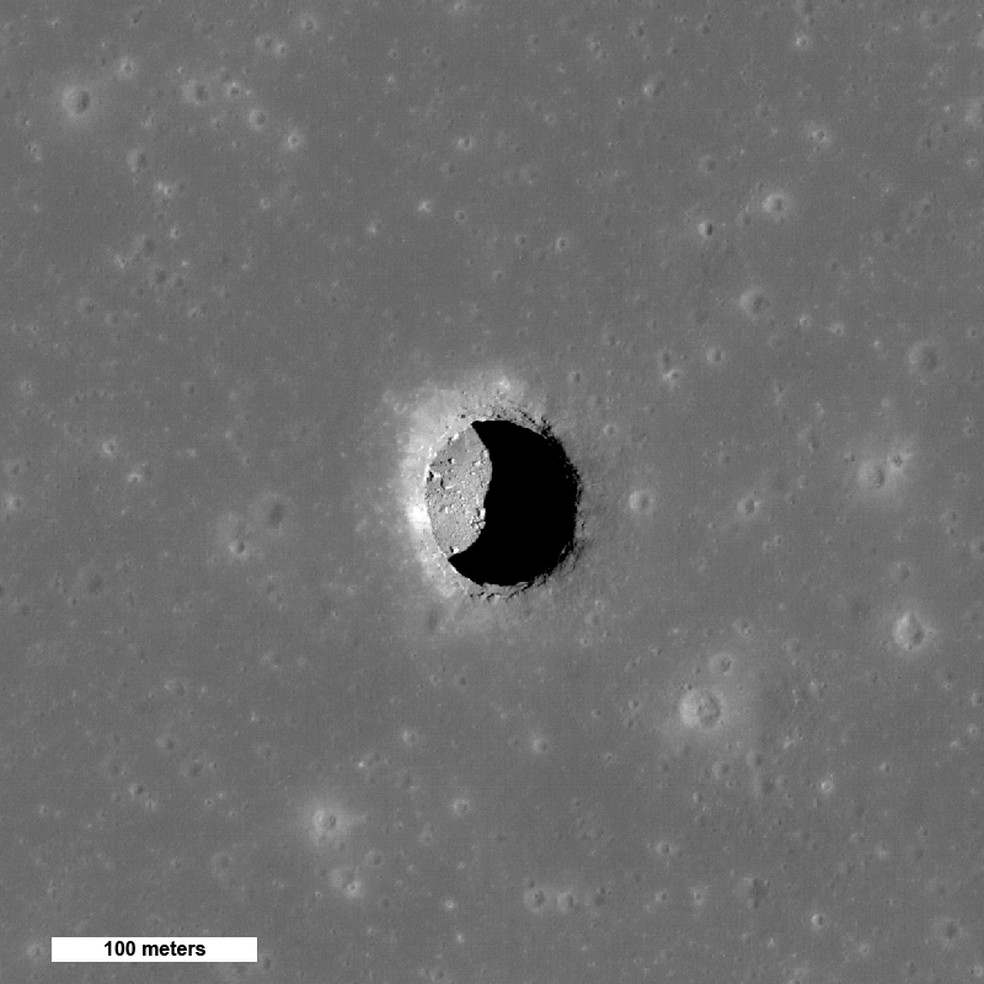 Cratera na região da Lua chamada de Mare Tranquillitatis, ou Mar da Tranquilidade, localizada na face visível do satélite natural. — Foto: NASA/Divulgação