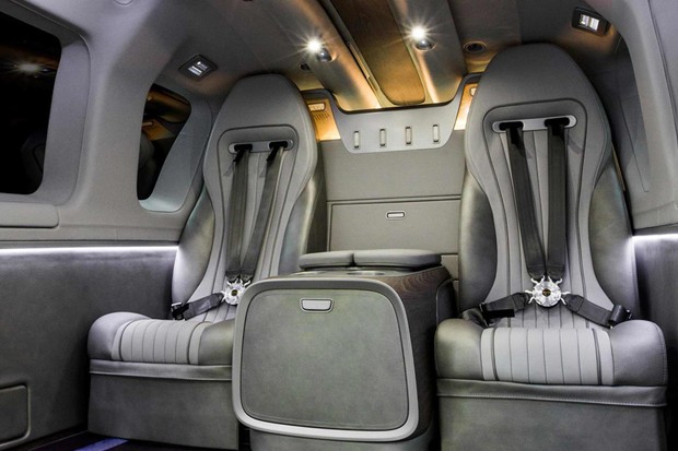 A opção de interior da Mercedes humilha no luxo, mas aumenta peso e diminui autonomia (Foto: Divulgação)