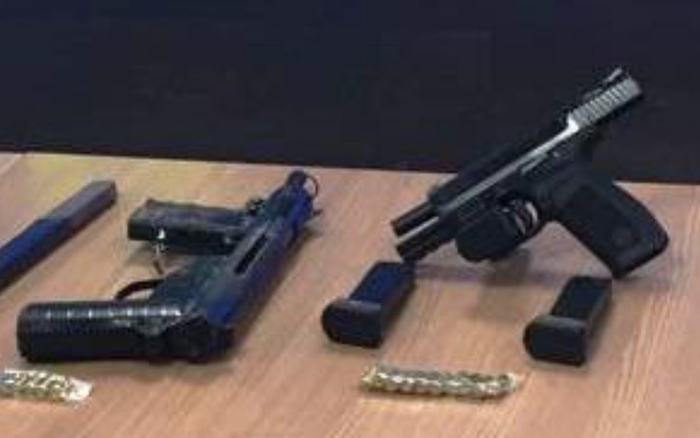Suspeitos estavam com armas, inclusive de uso restrito  — Foto: Divulgação/Polícia Civil