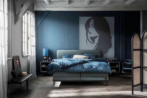 Décor do dia: quarto com parede azul e biombo de palhinha (Foto: reprodução)