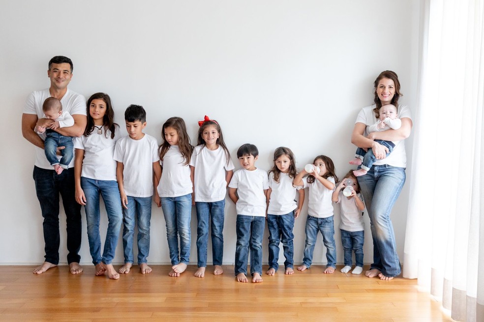 Mariana Arasaki e Carlos com os 10 filhos — Foto: Divulgação