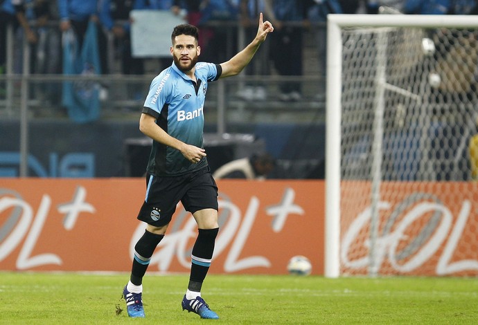 Marcelo Oliveira desbanca atacantes  e leva o gol mais bonito de junho