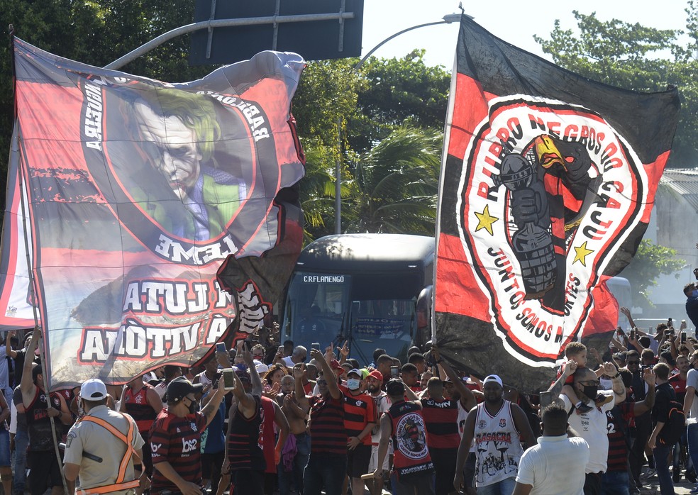 Torcida do Flamengo faz festa no embarque do time para S&atilde;o Paulo &mdash; Foto: Andr&eacute; Dur&atilde;o
