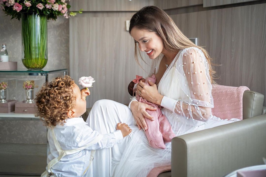 Biah Rodrigues, Theo e a filha recém-nascida, Fernanda (Foto: Reprodução / Instagram)