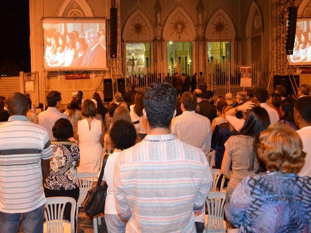 Centenas de fiéis acompanharam a missa através de telões (Foto: Flávio Antunes/G1)