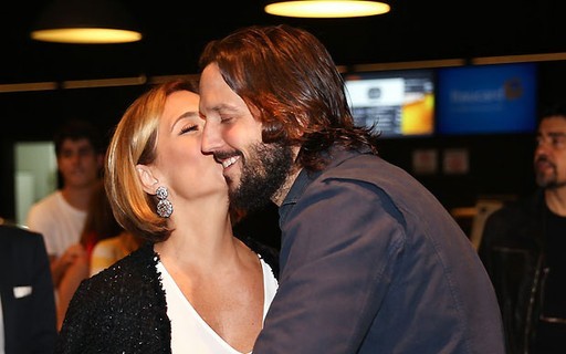 Adriana Esteves beija Vladimir Brichta em lançamento de filme