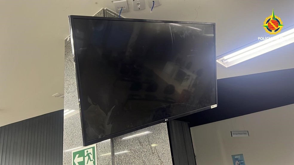 Homem tentou furtar televisão de agência bancária de Samambaia, no DF, mas não conseguiu tirar aparelho do suporte — Foto: PMDF/Divulgação