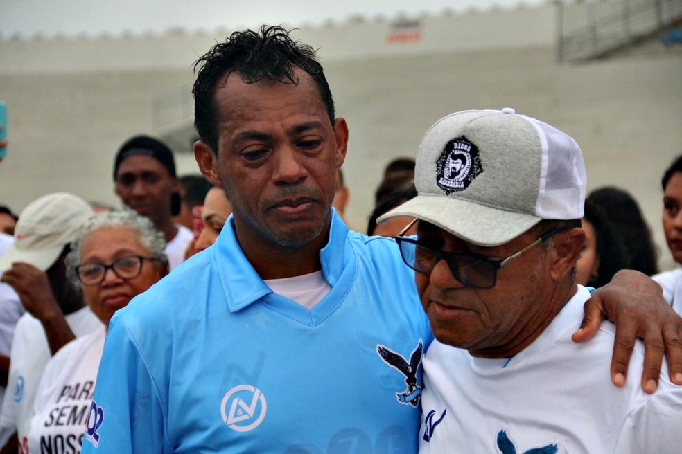 Ao lado do pai, também ex-jogador, Marcelinho Paraíba se emociona na despedida — Foto: Raniery Soares / GloboEsporte.com