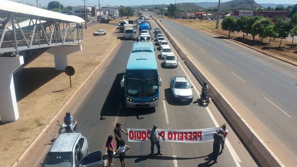 Trânsito ficou paralisado por alguns momentos (Foto: Lia Mara/Jornal do Tocantins/Divulgação)