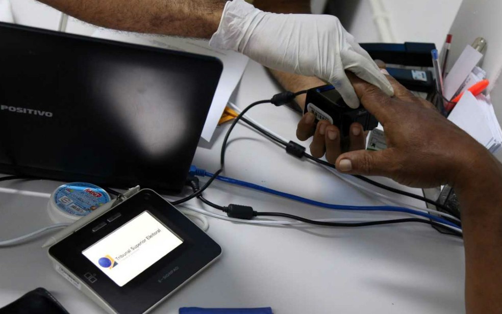 Recadastramento biométrico deve ser feito até o dia 31 de janeiro de 2018 (Foto: Bruno Concha/Secom Salvador)