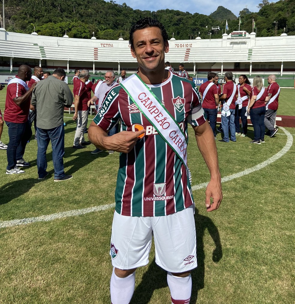 Fred posa com a faixa de campeão carioca em Laranjeiras — Foto: Divulgação / Fluminense