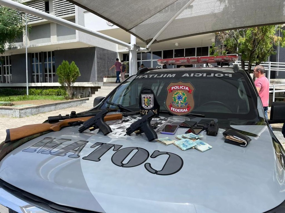 Foram apreendidos com os suspeitos R$ 6.570, duas pistolas de calibres e uma espingarda de pressão. — Foto: Polícia Federal/ Divulgação