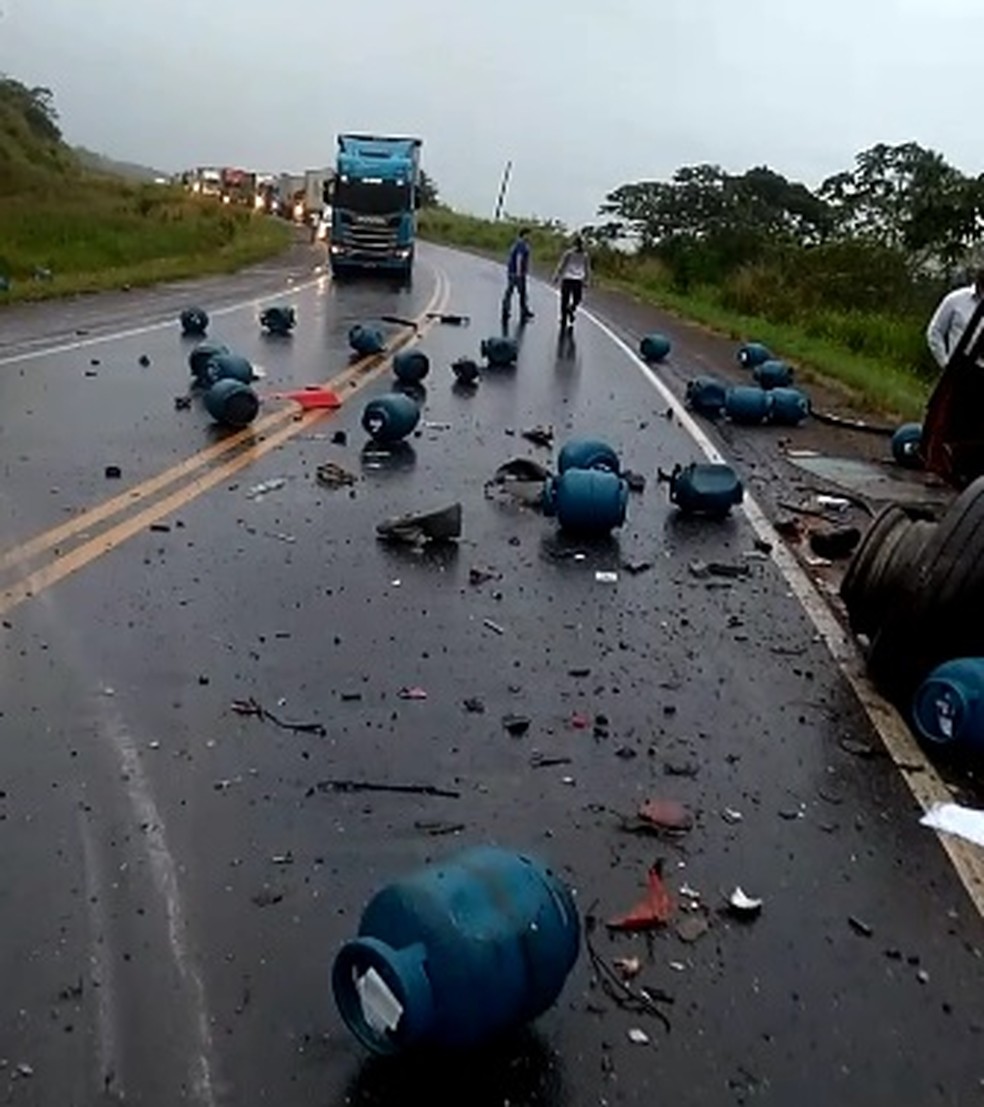 Botijões de gás ficaram espalhados pela pista após acidente na BR-101, na Bahia — Foto: Redes Sociais