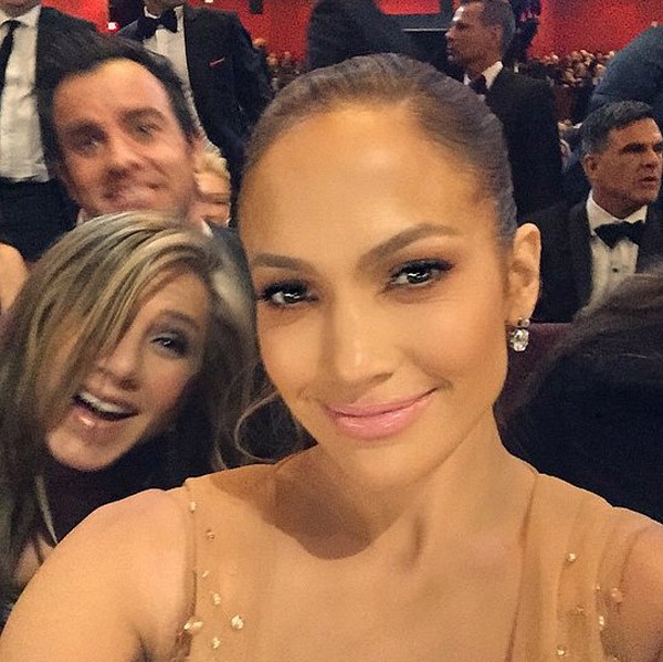Jennifer Aniston ficou radiante em poder participar desse selfie de J-Lo no Oscar (Foto: Instagram)