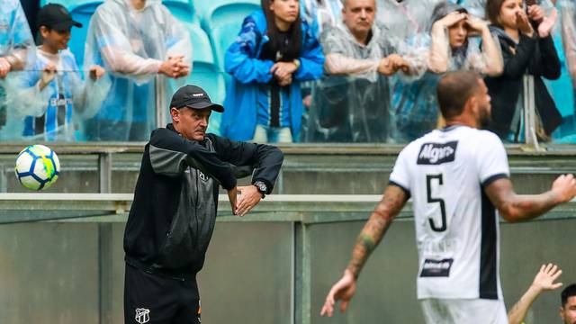 Lisca no comando do Ceará contra o Grêmio (Crédito: Diego Vara/BP Filmes)