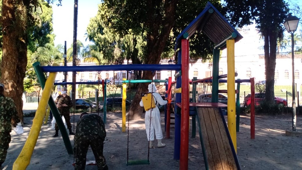 Militares realizam desinfecção em praça no Centro Histórico de Petrópolis, no RJ — Foto: Divulgação/32º BIL