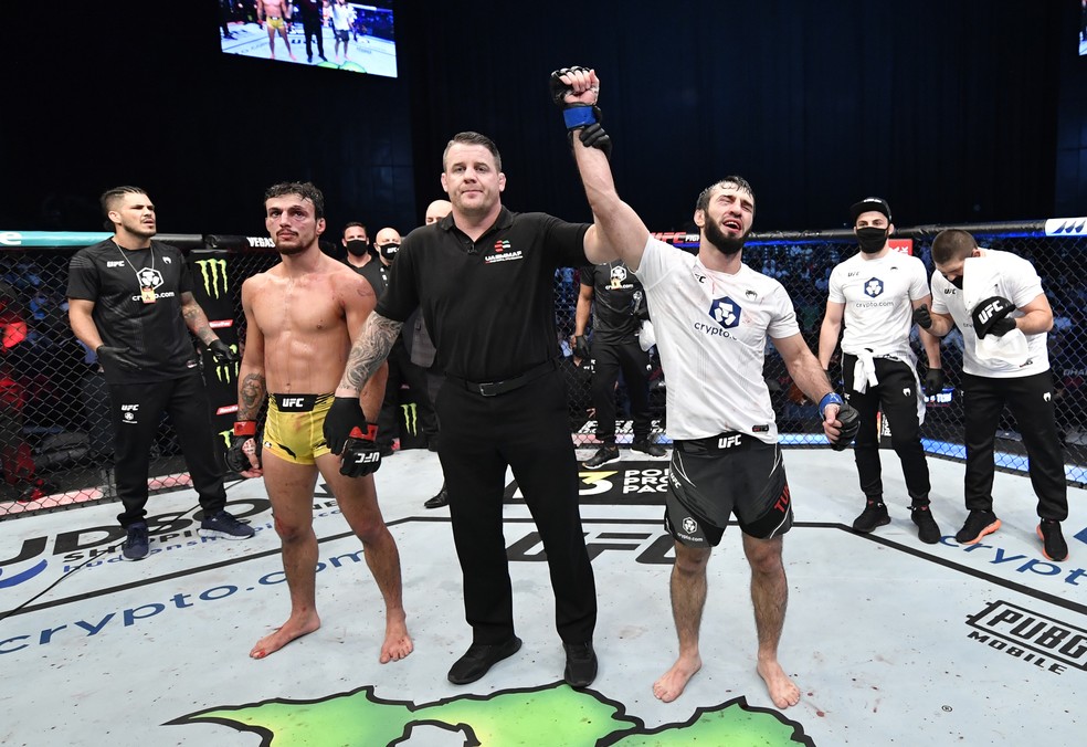 Zubaira Tukhugov venceu Ricardo Carcacinha por decisão unânime (triplo 29-28) — Foto: Getty Images