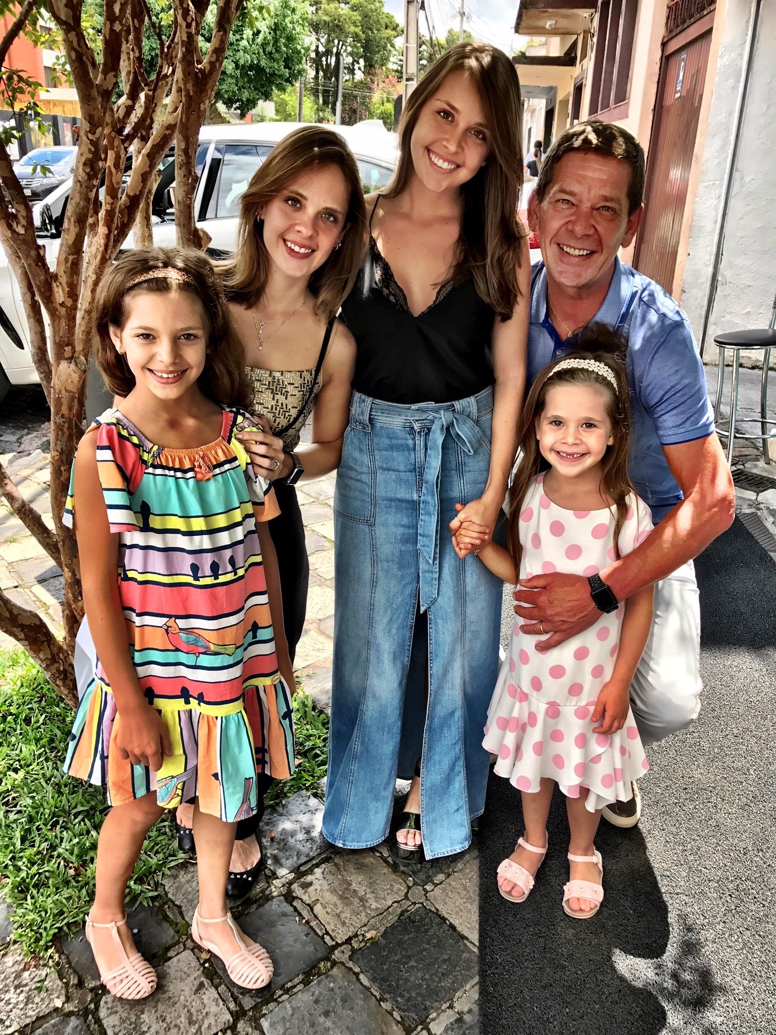Junior Durski com as quatro filhas (Foto: Divulgação)