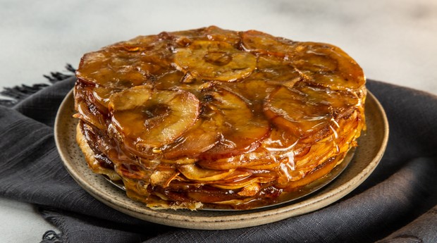 A torta de maçã invertida caramelizada, um dos itens do cardápio especial de 20 anos do Carole Crema (Foto: Divulgação)