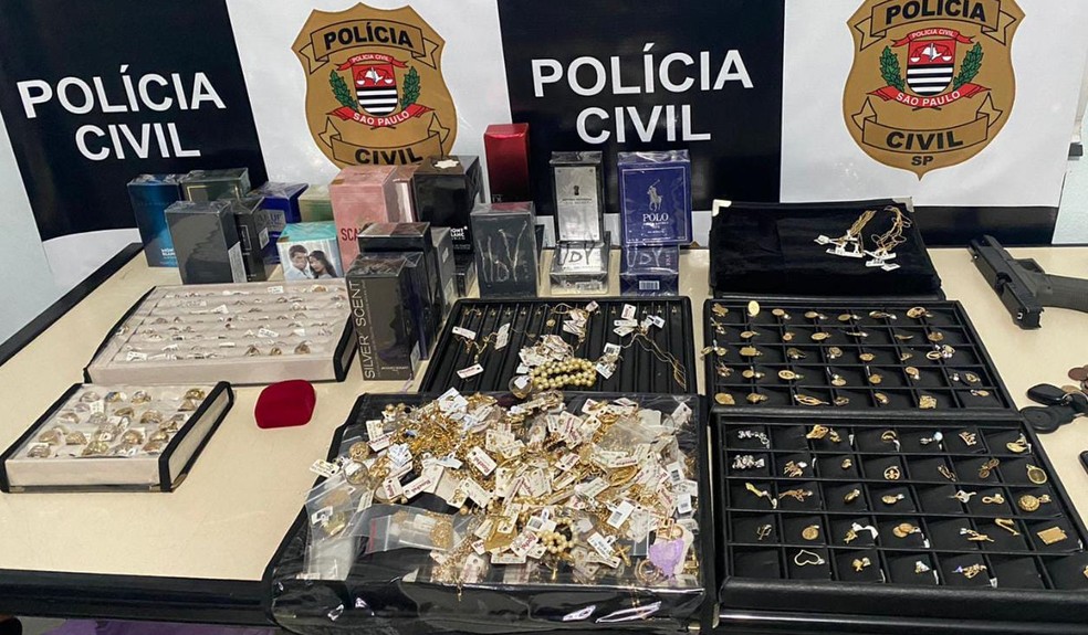 Dupla rouba R$ 1,8 milhão em joias e perfumes de estabelecimento em Rio das Pedras — Foto: Polícia Civil de Rio das Pedras/ Divulgação 