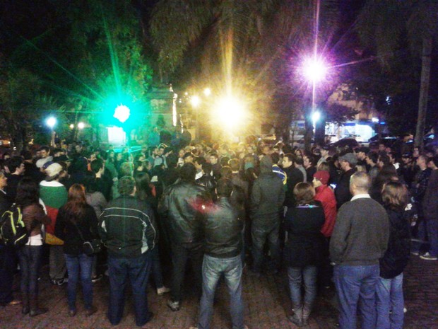 Manifestantes se concentraram em frente à prefeitura (Foto: Tiago Guedes/RBS TV)