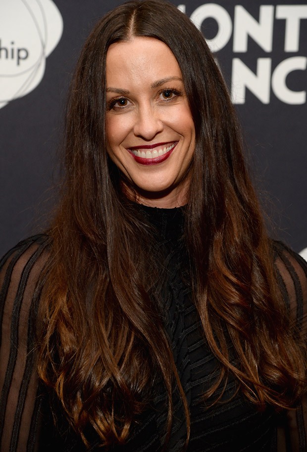 A cantora com os cabelos escuros e longos durante evento em junho de 2014 (Foto: Getty Images)