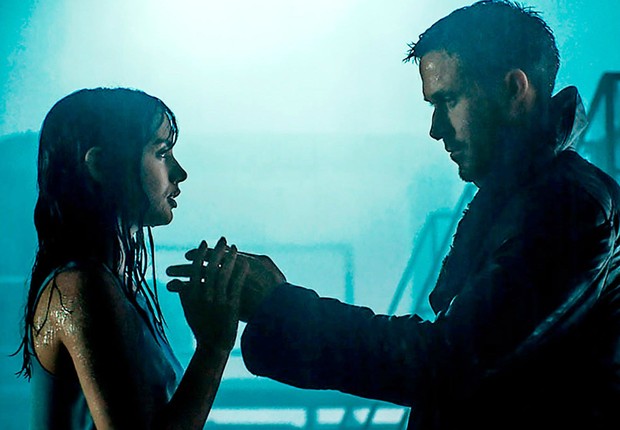 Ana de Armas é a inteligência artificial Joi que mantém um relacionamento com o caçador de androides K em Blade Runner 2049 (Foto: Divulgação)