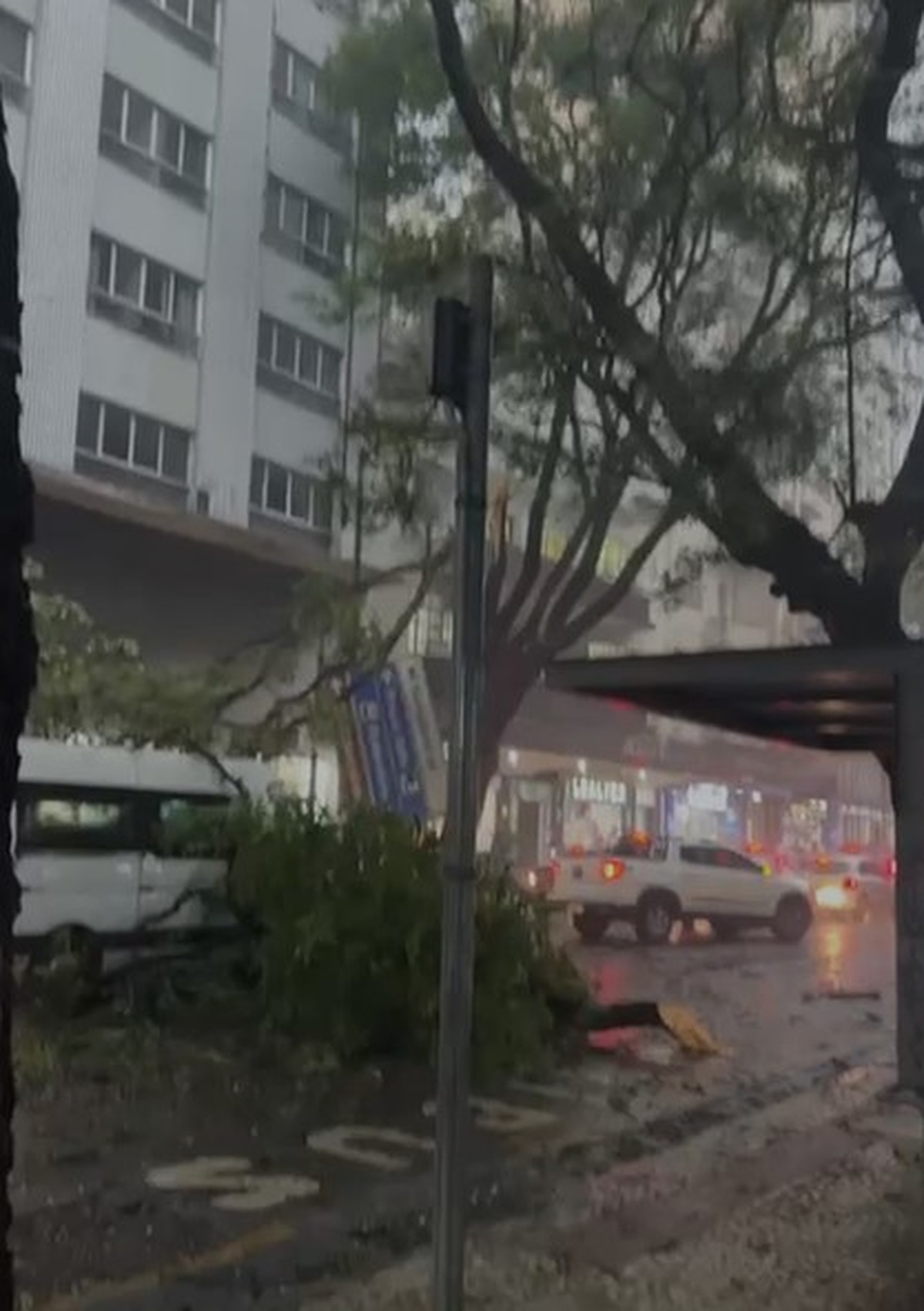 Temporal Causa Estragos Em Bh Na Tarde Desta Quarta Feira Região Do Barreiro Foi Uma Das Mais 