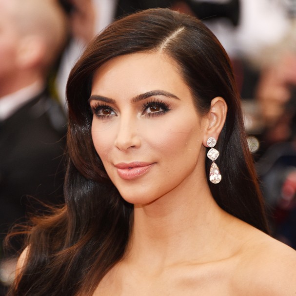 Kim Kardashian chocou com um tratamento estético pouco convencional. O procedimento consiste em retirar sangue do corpo para reaplicá-lo no rosto, o que melhoraria o aspecto da pele (Foto: Getty Images)