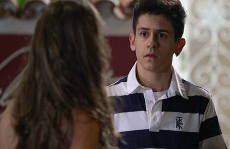 Na terça (30), René Junior (David Lucas) vai desmaiar ao ver Pereirinha (José Mayer) na cama de sua mãe TV Globo