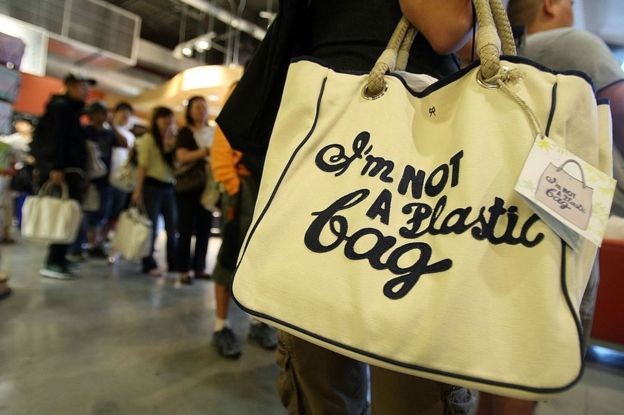 Sacola com a estampa 'I'm not a plastic bag' ('Eu não sou uma sacola plástica', em tradução livre), produzida pela designer inglesa Anya Hindmarch (Foto: Getty Images/BBC)