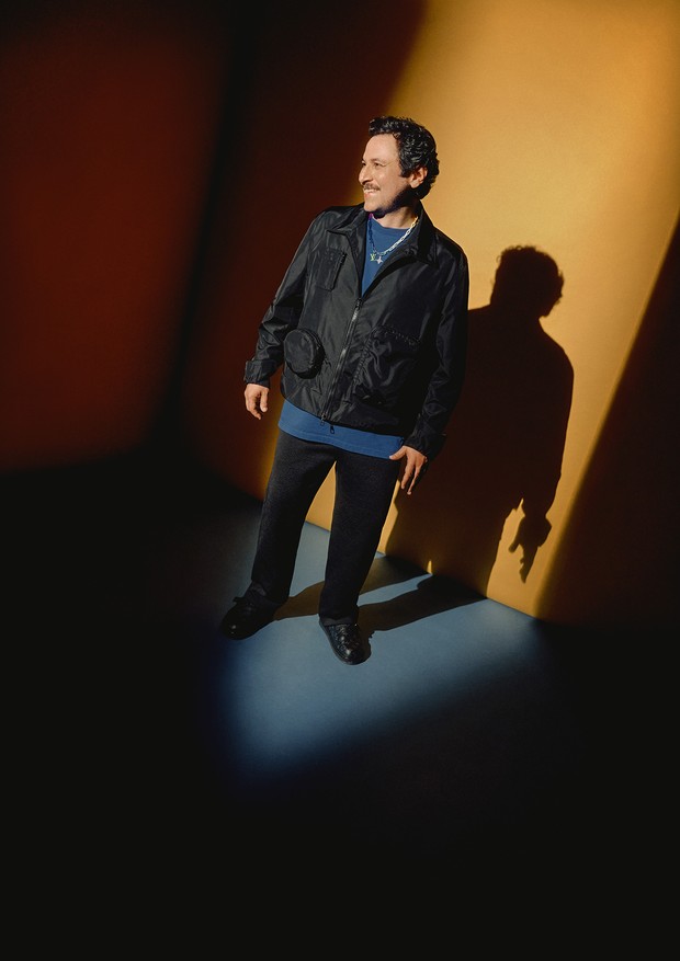 André Lima usa jaqueta, camiseta, colar e sapatos, tudo Louis Vuitton (Foto: Marina Zabenzi)