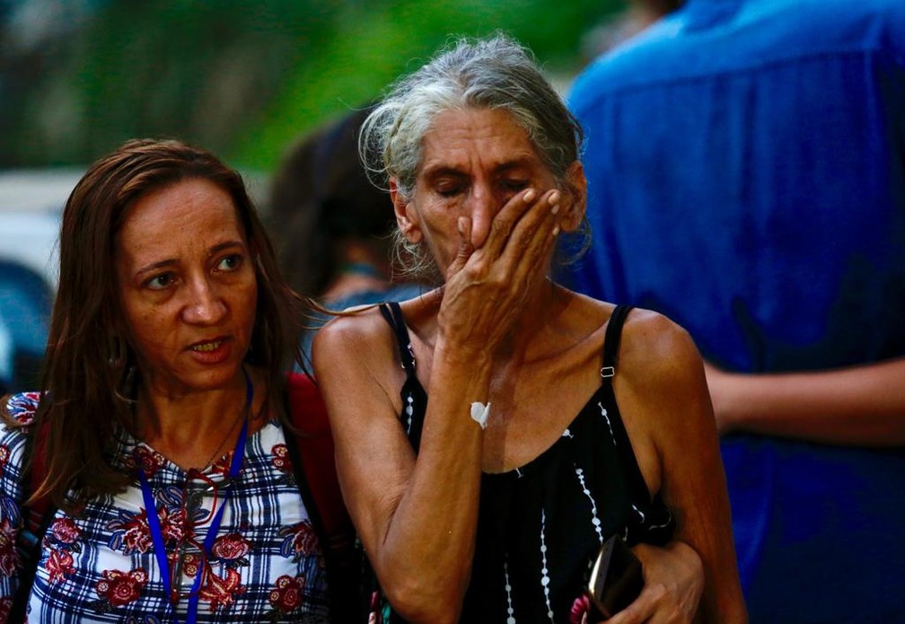 Angústia na espera por notícias na Muzema — Foto: Marcos Serra Lima/G1